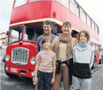  ?? PHOTO: LAURA MILLS ?? London calling . . . Victoria and Paul Ludemann and their children Linzi and Chase with their doubledeck­er bus, opposite the Greymouth Railway Station this week.