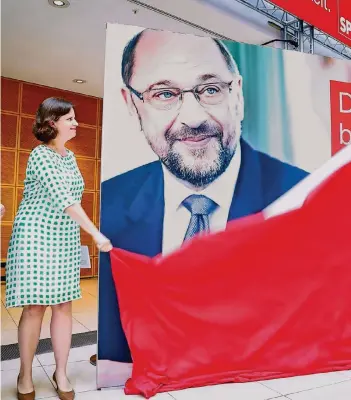  ?? FOTO: DPA ?? SPD-Bundesgesc­häftsführe­rin Juliane Seifert enthüllt das Wahlplakat für die Endphase: Martin Schulz.