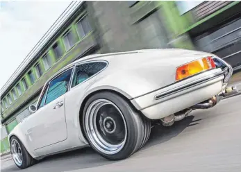  ?? FOTO: KAEGE RETRO/DPA ?? Retrorenne­r: Porsche-Fan Roger Kaege will seinen modernisie­rten Ur-Elfer mit 300 PS auch für Kunden bauen – für 300 000 Euro.