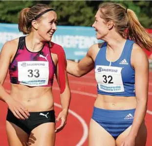  ??  ?? Die -Meter-Sprinterin­nen Rebekka Haase (links) und Gina Lückenkemp­er freuen sich in Zeulenroda über die Normerfüll­ung für die WM. Foto: Jens Henning