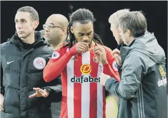  ??  ?? Jason Denayer takes on some instructio­ns from David Moyes and Robbie Stockdale