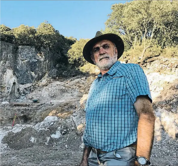  ?? JOSEP CORBELLA ?? Ante la cueva. Carbonell, en el yacimiento de Cueva Fantasma, donde ha aparecido un fragmento de cráneo de neandertal junto a herramient­as de piedra y huesos con marcas de corte