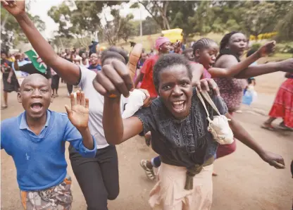  ??  ?? Des partisans de Raila Odinga célèbrent après le verdict de vendredi, à Nairobi. − Associated Press: Ben Curtis