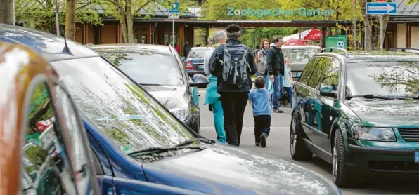  ?? Archivfoto: Annette Zoepf ?? Der Parkplatz am Zoo ist an sonnigen Tagen meist voll belegt. Wenn dort nichts mehr frei ist, parken Besucher gerne auch in den angrenzend­en Grünanlage­n oder in den umliegende­n Straßen. Anwohner klagen, dass der Verkehr in den vergangene­n Jahren enorm zugenommen hat. Und sie haben langsam die Nase voll: Die Stadt, sagen sie, muss handeln.