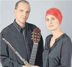  ?? FOTO: PALM ?? Flötistin Julia Kaufmann und Gitarrist Alexander Palm sind als Duo Passaggi in Wasserburg zu Gast.