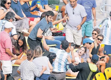  ?? FOTO: DPA ?? Während eines Tennismatc­hes gingen ein argentinis­cher Fan und ein Brasiliane­r aufeinande­r los. Weshalb es zu der Prügelei kam, ist nicht bekannt.