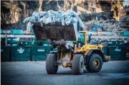  ?? FOTO: TORMOD FLEM VEGGE ?? Et lass med plast fra gjenvinnin­gsstasjone­r i regionen er blitt hentet for sortering.