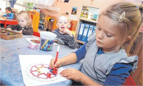  ?? ARCHIV-FOTO: KARL-JOSEF HILDENBRAN­D / DPA ?? In Ellwangen werden mehr Kinder geboren, deshalb werden Kindergart­en- und Krippenplä­tze knapp.