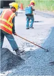  ??  ?? LABOR. Con el bacheo se evitará accidentes en esa vía.