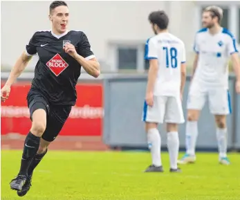  ?? FOTO: GUENTER KRAM ?? Johannes Beier freut sich über sein 1:1 gegen den VfB. Am Samstag will er gegen den FV Ravensburg II nachlegen.