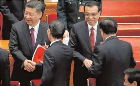  ?? EFE ?? El presidente Xi Jinping (izda.) saluda al ex primer ministro Zhang Gaoli