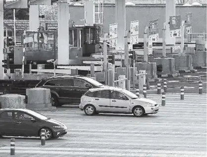  ?? Foto: Javier Bergasa ?? Varios coches cruzan el peaje de Imárcoain, en la autopista AP-15.