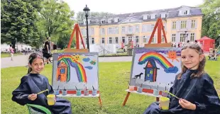  ?? FOTO: UWE MISERIUS ?? Beim „Tag der offenen Tür“auf Schloss Morsbroich machten Katja (8) und Freundin Nika (8), die öfters auch den Schlosspar­k besuchen, Halt an der Malstation.