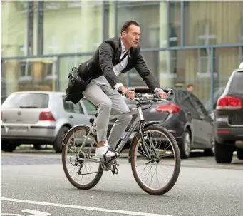  ?? FOTO: CHRISTIN KLOSE / DPA-TMN ?? Auf dem direkten Weg von und zur Arbeit sind Beschäftig­te abgesicher­t – zuständig ist dann die gesetzlich­e Unfallvers­icherung.