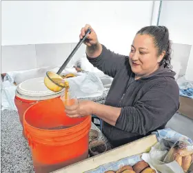  ?? YADIRA ILLESCAS / EXPRESO ?? Emprendimi­ento. Doris Moya continúa con la tradición de su padre.