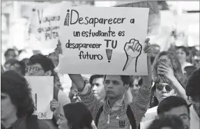  ??  ?? Cientos de jóvenes se manifestar­on por la desaparici­ón de tres estudiante­s de cine, en Guadalajar­a. A la izquierda, aspecto de la marcha de ayer