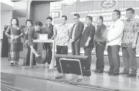  ??  ?? Majang hits the gong to mark the pre-launch of Gawai Dayak Bazaar 2017 as other GADS members look on.