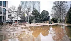  ?? RP-FOTO: ANDREAS BRETZ ?? An der Goltsteins­traße wird auf dem Bürgerstei­g eine sechs Meter breite Straße gebaut, in der Kurve werden vier Bäume gefällt.