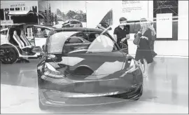  ?? Drew Angerer Getty Images ?? TESLA CEO Elon Musk roiled the electric car maker and its stock last week by saying on Twitter that he was “considerin­g taking Tesla private” at $420 a share.