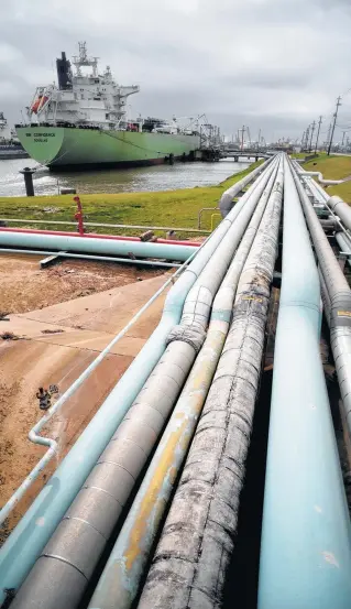  ?? Jerry Baker ?? Pipelines help fill a vessel with fuel at an Enterprise Products Partners dock on the Houston Ship Channel. There are at least 15 projects to expand or construct pipelines in Texas.