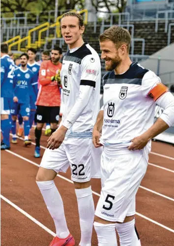  ?? Foto: Horst Hörger ?? Das Ulmer Trikot hat Vinko Sapina (links mit Kapitän Johannes Reichert) immer mit Stolz getragen. Am Ende der Saison tauscht er es mit dem Dress des SC Verl.