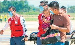  ??  ?? APOYO. La Cruz Roja Hondureña ha estado al frente en las tareas de rescate y auxilio desde que se inició la emergencia en el país.