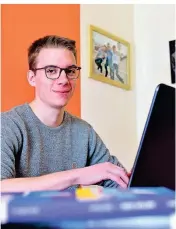  ?? FOTOS: NORBERT PRÜMEN ?? Abiturient Lars Tissen aus Schiefbahn bereitet sich zu Hause auf das Abitur vor.