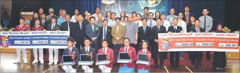  ??  ?? The award recipients in a photocall with (eighth to tenth left, second row) Hii, Richard, Chang Kee , Robert (fifth left), Clifford (sixth left) and others.