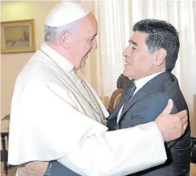  ??  ?? Calidez.
Maradona, con Francisco en el Vaticano. Se vieron tres veces.