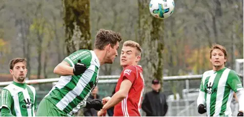  ?? Foto: Brugger ?? Nicht nur auf dem Platz war Gundelfing­ens Kapitän Fabio Kühn (Zweiter von links) im Duell mit dem Memminger Simon Ollert gefordert, bereits vor dem Anpfiff sorgte er zu  sammen mit seinem Teamkolleg­en Bernd Scheu in der Kabine für „Ordnung“. Denn erst...