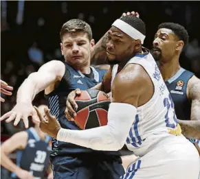  ?? FOTO: EFE ?? Yabusele controla un balón ante la presión de Gudaitis