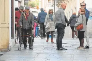  ?? // VALERIO MERINO ?? Un hombre mayor, paseando por el Centro de Córdoba