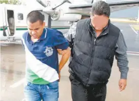  ??  ?? Enrique de la Rosa fue trasladado en avión a la capital del estado.