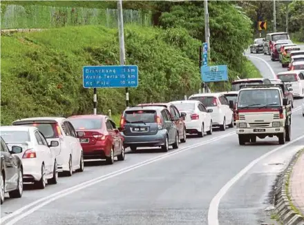  ?? FILE PIC ?? Cars stuck in traffic on the way to Cameran Highlands.