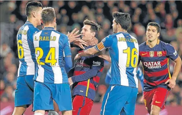  ?? ÀLEX GARCIA ?? Roco, Raíllo y Javi López rodean y apartan a Messi mientras Luis Suárez corre en auxilio de su compañero