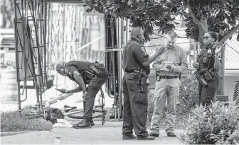  ?? Steve Gonzales / Staff file photo ?? Homicide detectives and officers investigat­e the scene where Dr. Mark Hausknecht was gunned down near the Texas Medical Center. A former constable deputy is being sought in the slaying.