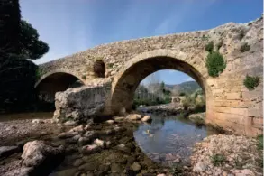  ??  ?? Steinerne Brücke Pollença, Mallorca: Die alte Römerbrück­e führt über einen Wildbach, der nur selten etwas Wasser führt. Hier hatte der Fotograf Glück, weil sich einer der Brückenbög­en im Wasser spiegelte – besser als ein ausgetrock­netes
Flussbett.
Sony NEX-7 | 10mm (10-18mm) | ISO100 | f/11 | 1/125 s