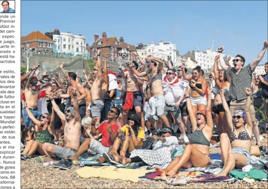  ??  ?? DESDE LA PLAYA. Aficionado­s ingleses en Brighton celebran el pase a semifinale­s de su selección.