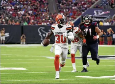  ?? THE ASSOCIATED PRESS FILE ?? Browns cornerback Jason McCourty returns an intercepti­on against the Texans on Oct. 14. McCourty may not play against the Titans because of an ankle injury.