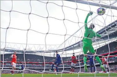  ??  ?? EL SEGUNDO. De Gea no pudo hacer nada ante el cabezazo de Welbeck que significó el 2-0.