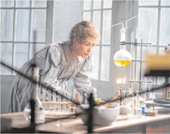  ?? FOTO: STUDIOCANA­L/DPA ?? Marie Curie (Rosamund Pike) muss sich ihren Platz als Frau in der Wissenscha­ft hart erkämpfen.