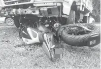  ??  ?? MALANG: Keadaan motosikal mangsa selepas bertembung dengan lori tiga tan.