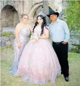  ?? ?? Con sus papás posó la linda quinceañer­a el día de su festejo