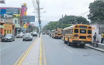  ?? FOTO: MARLON LAGUNA ?? PROBLEMA. Los buses se estacionan en el bulevar, lo que es prohibido.