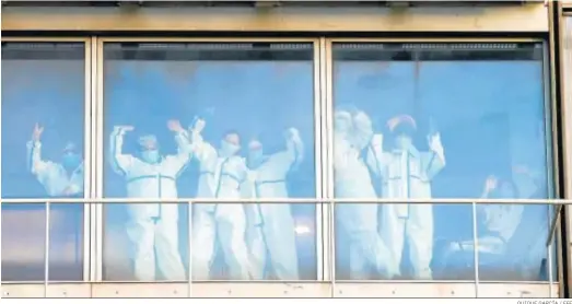  ?? QUIQUE GARCÍA / EFE ?? Sanitarios del Hospital del Mar saludaban ayer a la gente en el paseo marítimo de Barcelona.