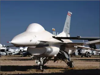  ??  ?? Un F-16 stocké à Davis-Monthan. © Usaf