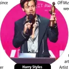  ?? ?? Harry Styles collects an award.