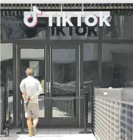  ??  ?? AFP / MARIO TAMA
Un hombre pasea frente a la sede de TikTok en Culver City, California. ((
