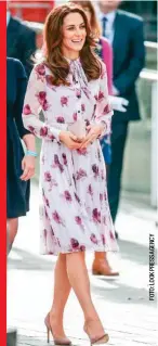  ??  ?? La duquesa de Cambridge, futura reina de Inglaterra, con un vestido de Kate Spade, marca que impusieron famosas como Julia Roberts y Gwyneth Paltrow en los años noventa.