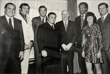  ?? Sports Illustrate­d ?? A photo of some of the sports world dignitarie­s at Madison Square Garden for Ali-Frazier I: Left to right, Billy Conn, Craig Morton, Bob Mathias, Hank Stram, Keith Morris (Sports Illustrate­d executive who arranged the photo), Carl Eller, Billy Jean King and Tony Kubek. Frank Sinatra, below, might have photo bombed the picture, but he was working as a photograph­er for Life magazine that night.